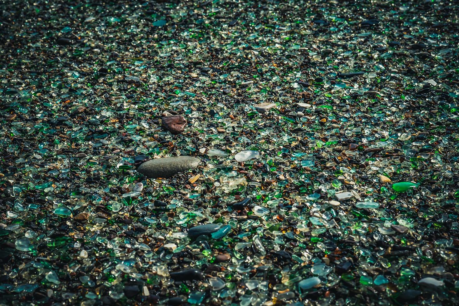 fond naturel avec gros plan de verre de mer sur le sable. photo