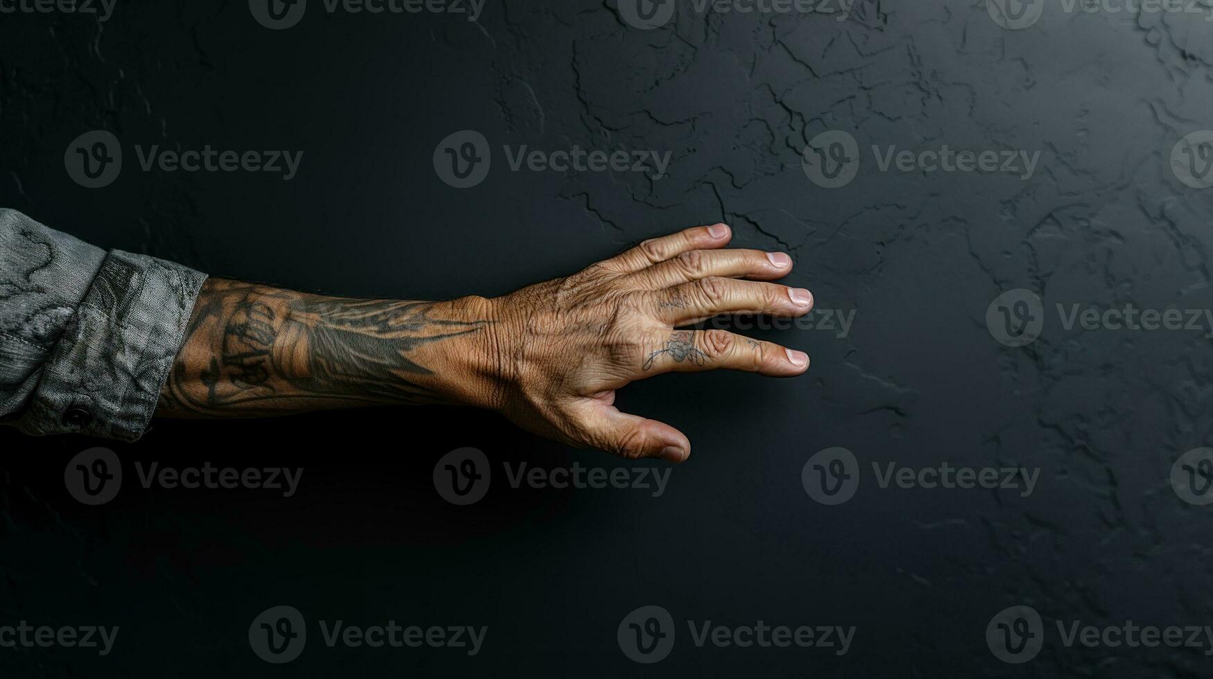 tatoué main de une mature homme sur une noir Contexte. photo