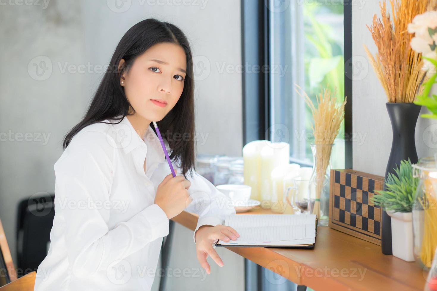 jeune femme travaillant en ligne avec un ordinateur portable et pense au projet. photo