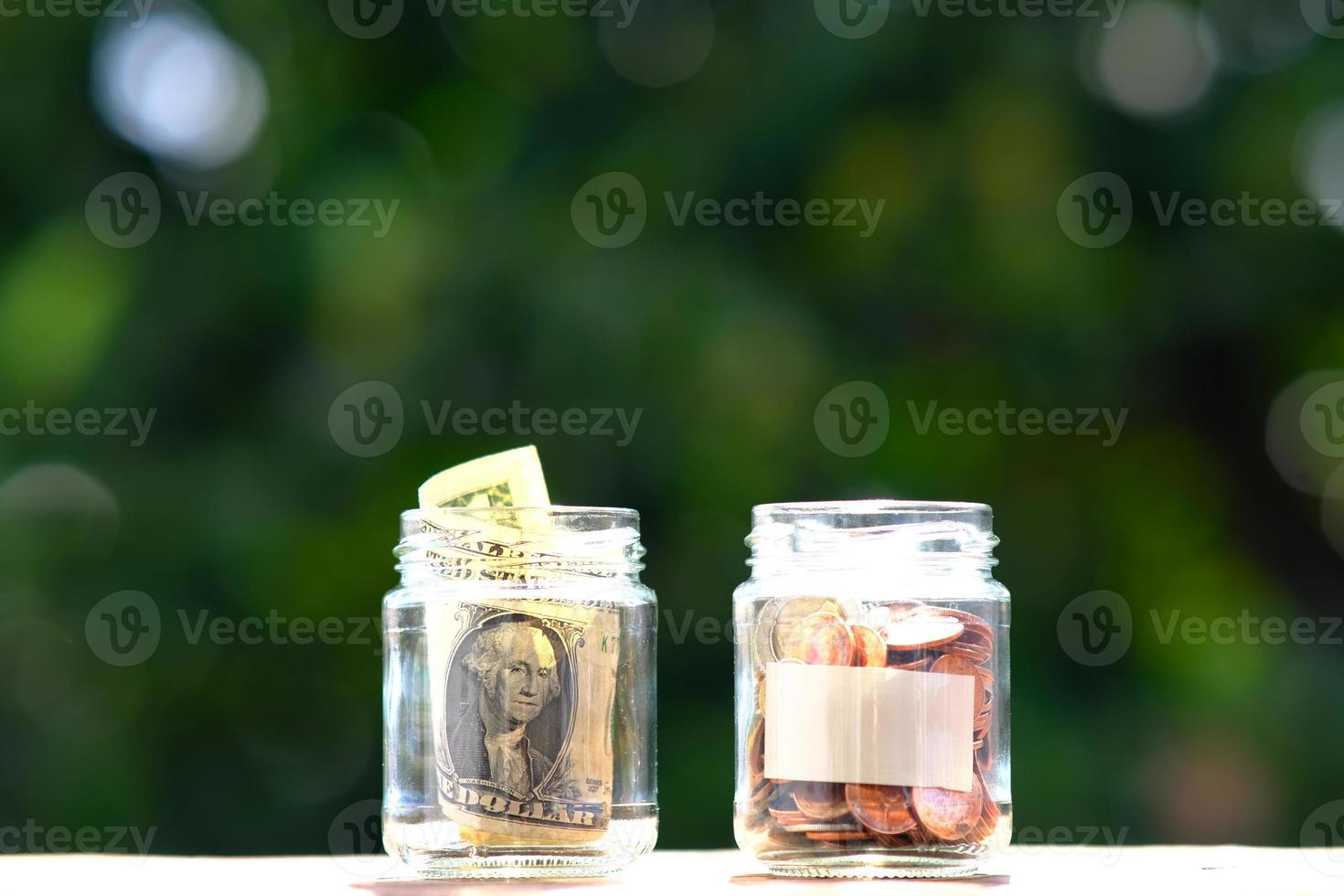 pièces de monnaie sur fond de table et économiser de l'argent photo