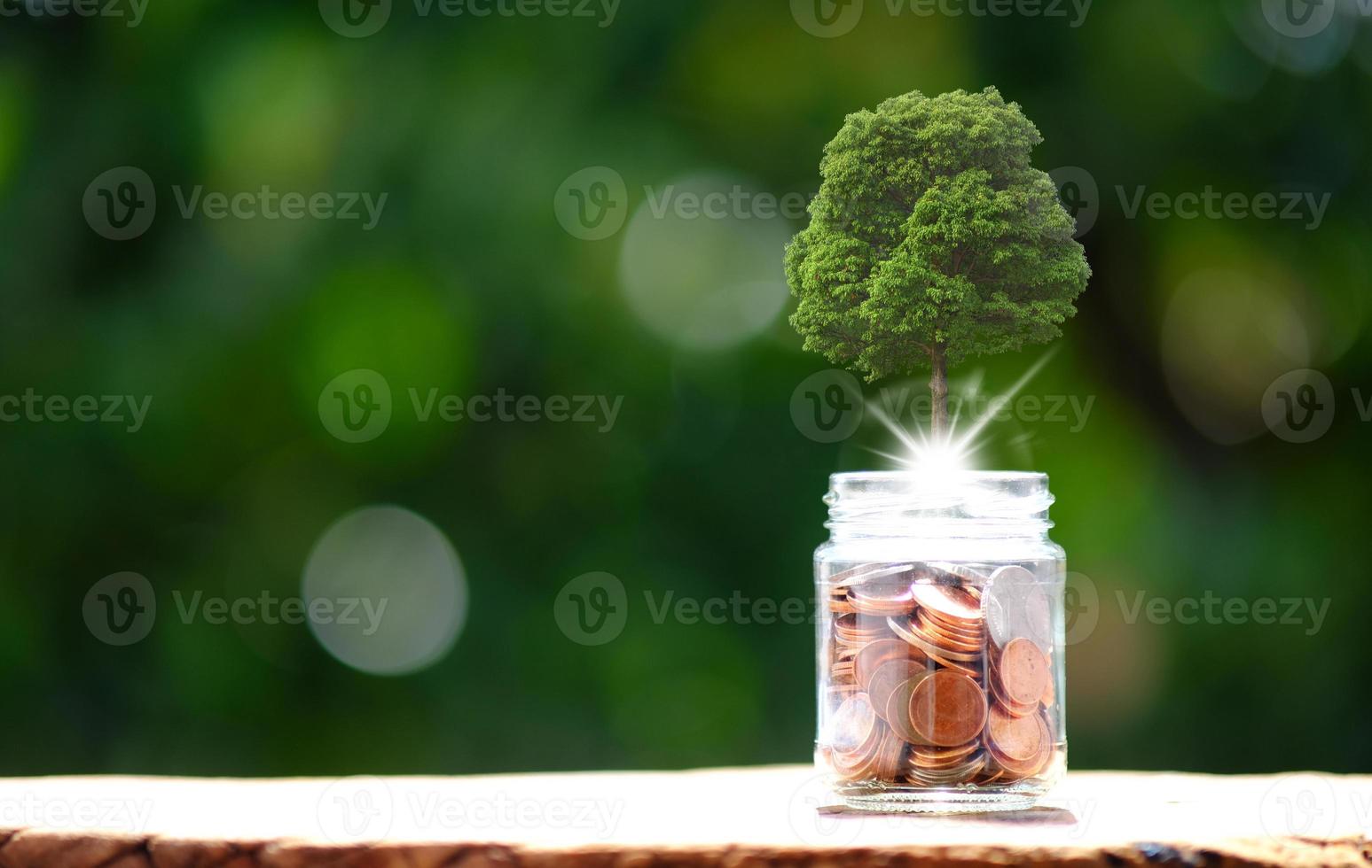 pièces de monnaie sur fond de table et économiser de l'argent photo