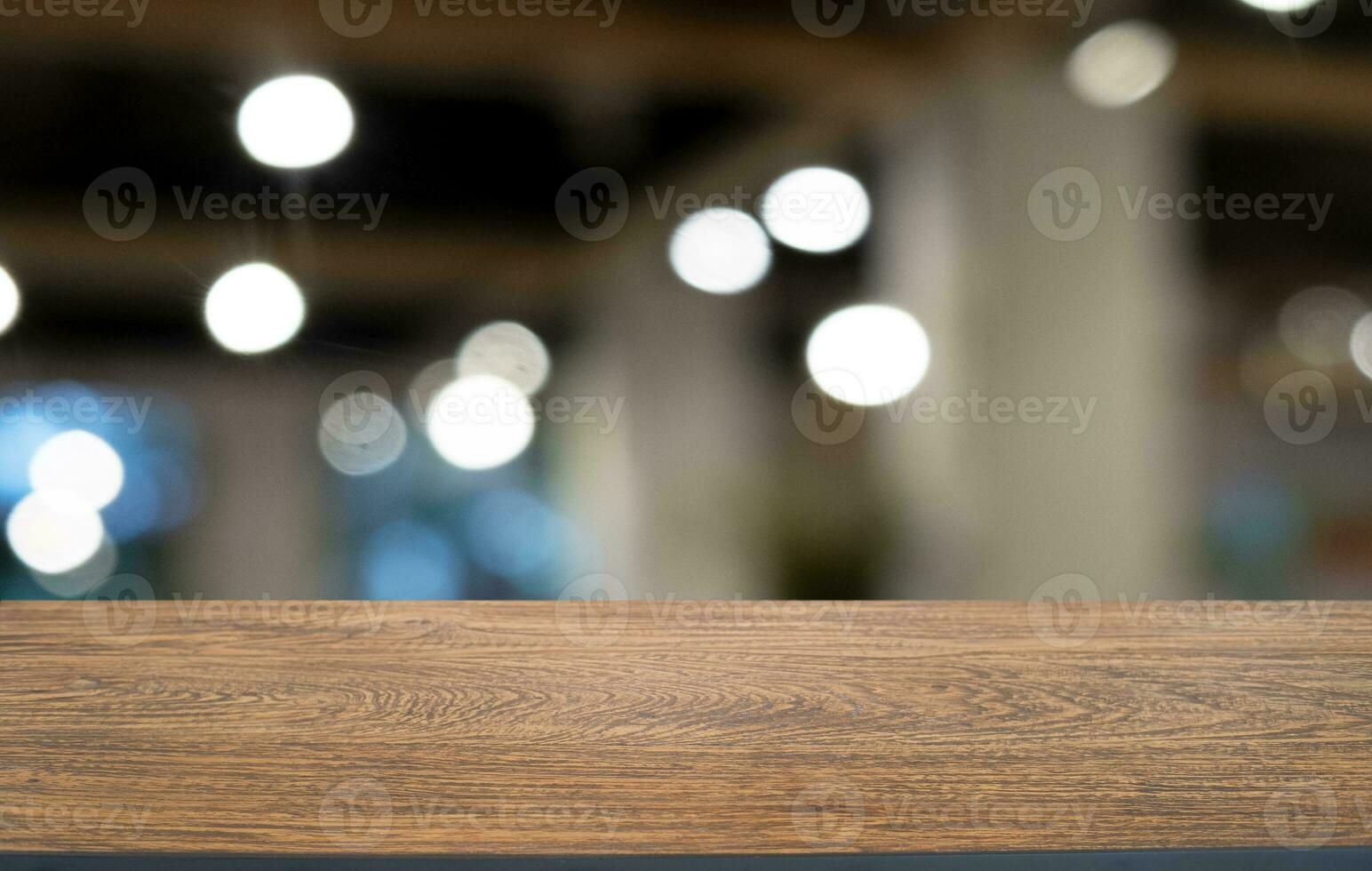 vide en bois table dans de face de abstrait flou Contexte de café magasin . pouvez être utilisé pour afficher ou montage votre produits.mock en haut pour afficher de produit photo