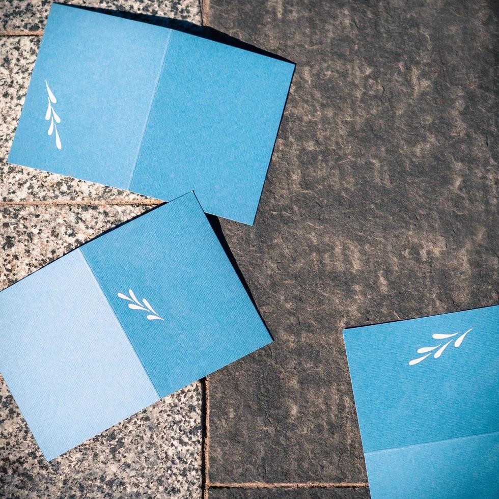 cartes de voeux d'invitation bleue vierge sur texture grise pour remplacer votre design, format carré photo