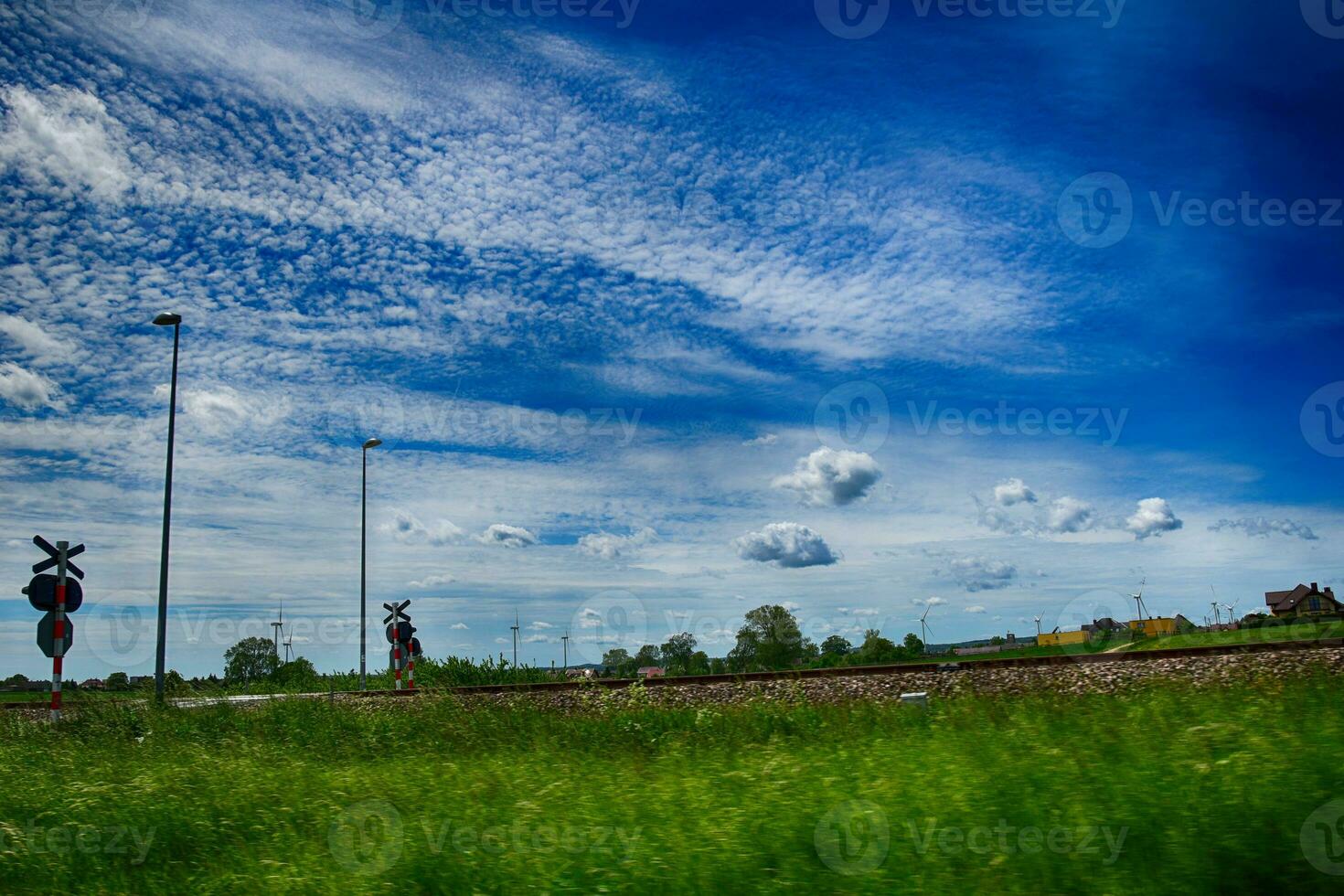 pittoresque printemps paysage avec bleu ciel et vert des champs photo