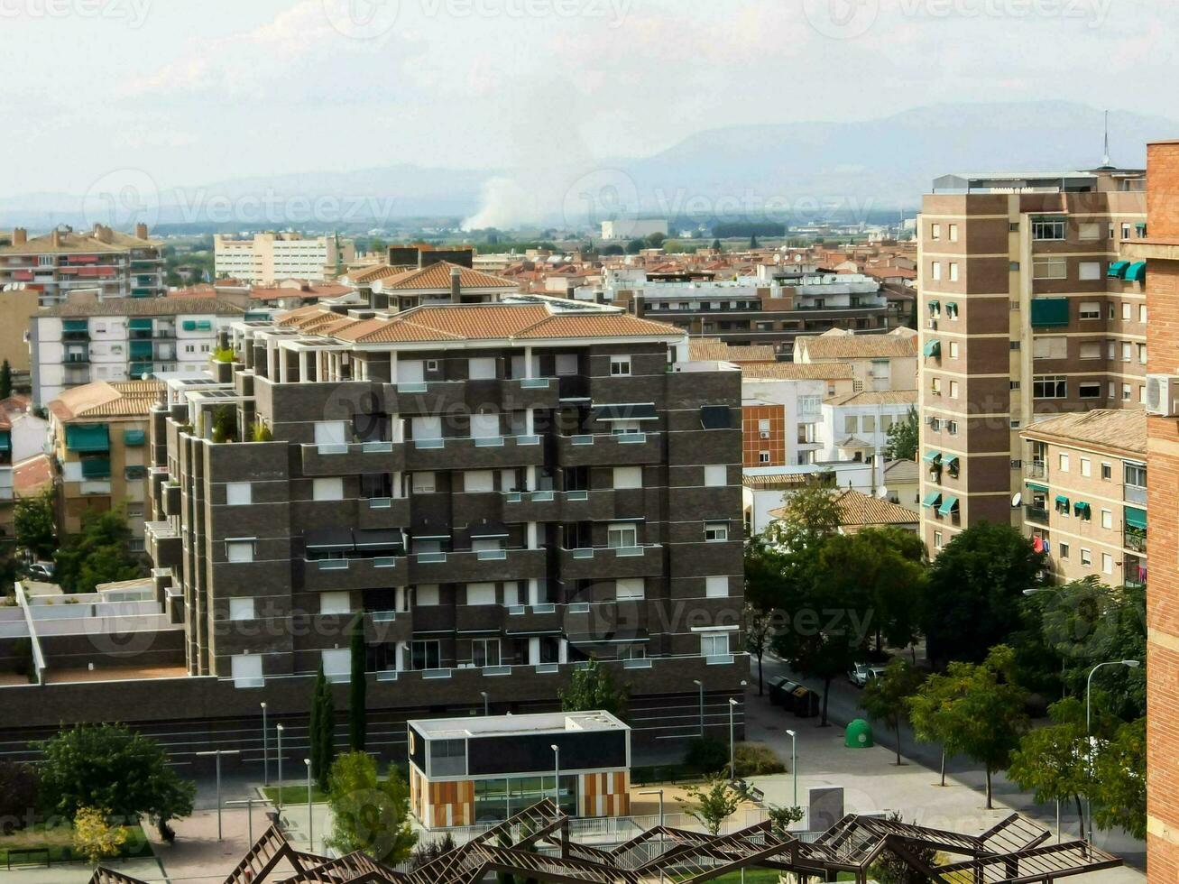 une vue de le ville de une haute monter bâtiment photo