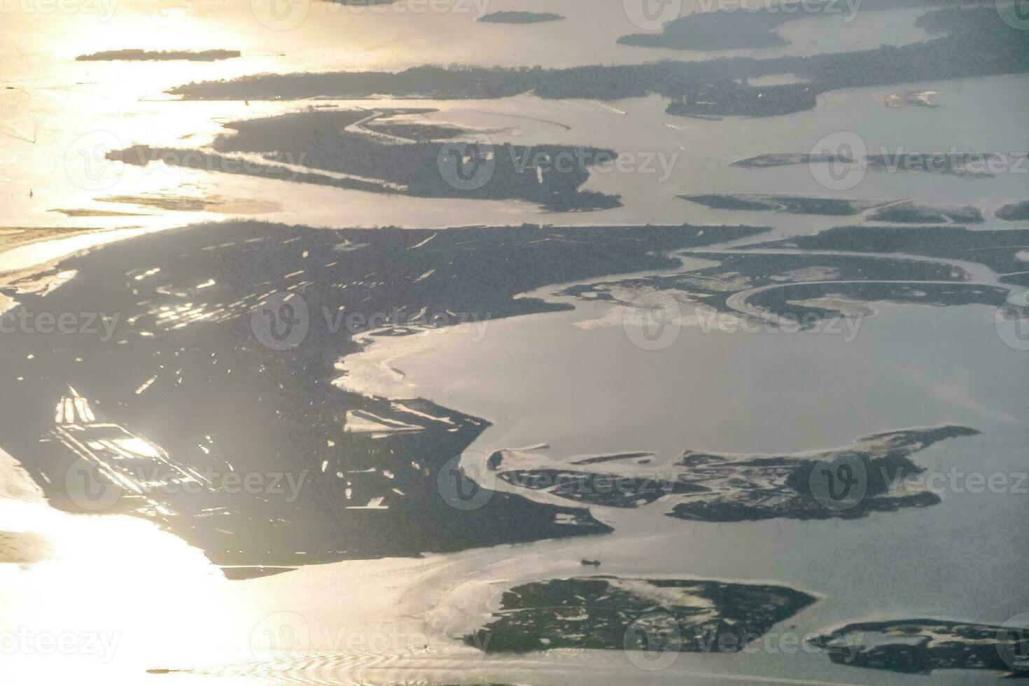 un aérien vue de le l'eau et terre de un avion photo