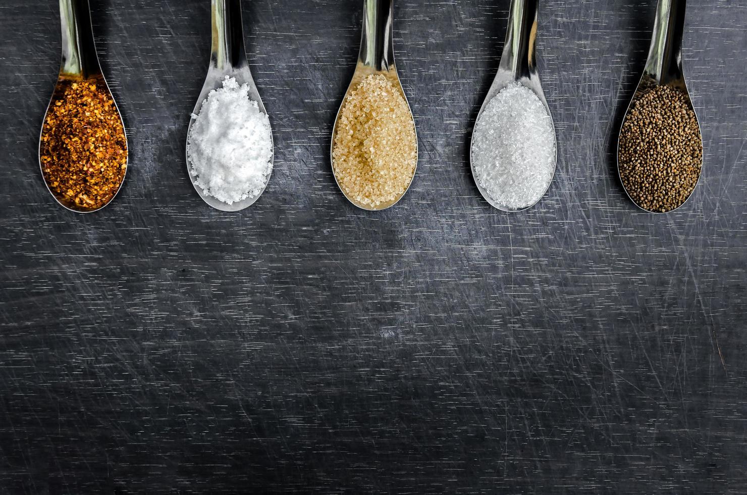 ingrédients et condiments sur le dessus de la table, ingrédients épicés thaïlandais. photo