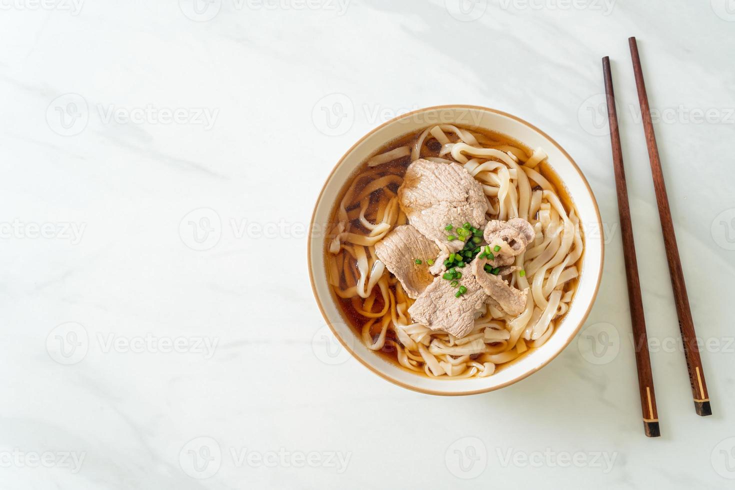 nouilles udon maison au porc dans une soupe de soja ou de shoyu photo