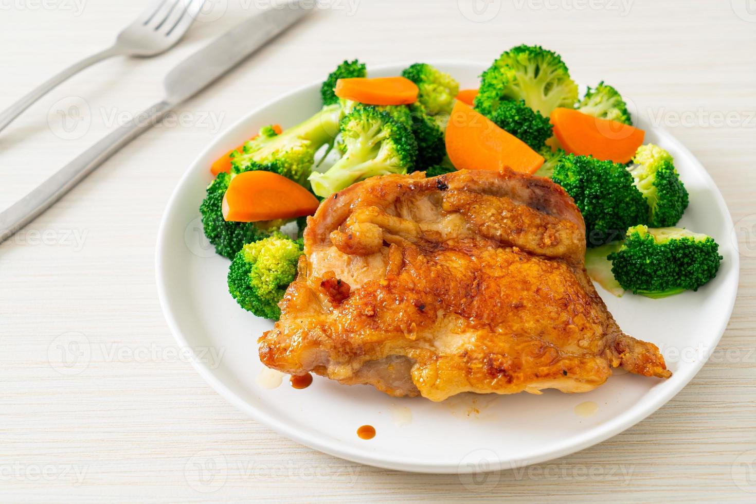 steak de poulet aux brocolis et carottes photo