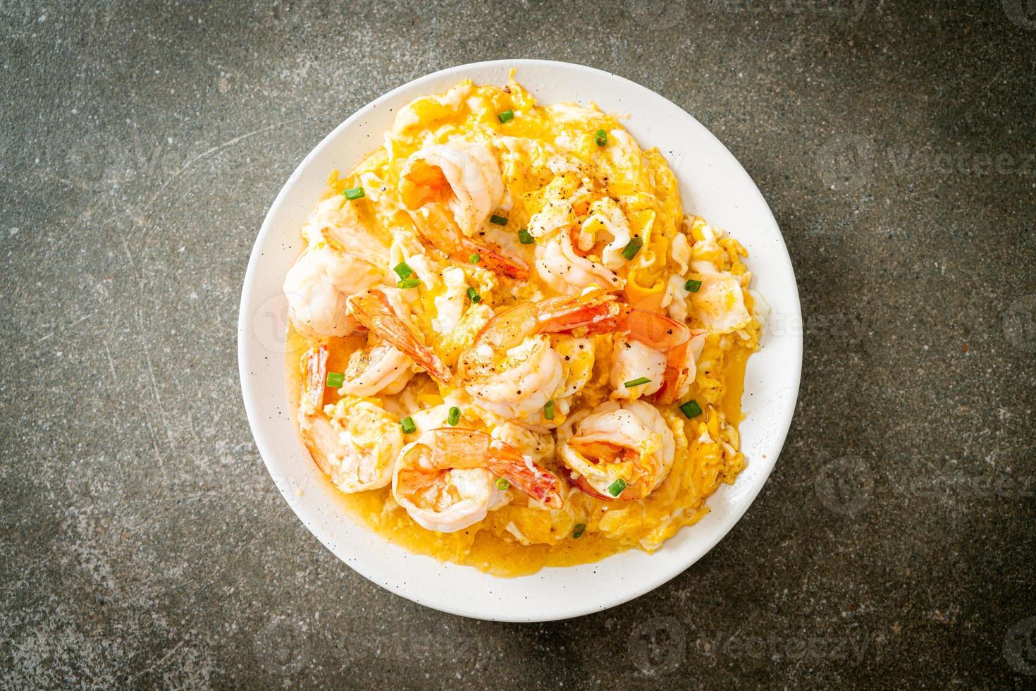 omelette crémeuse aux crevettes ou œufs brouillés et crevettes photo