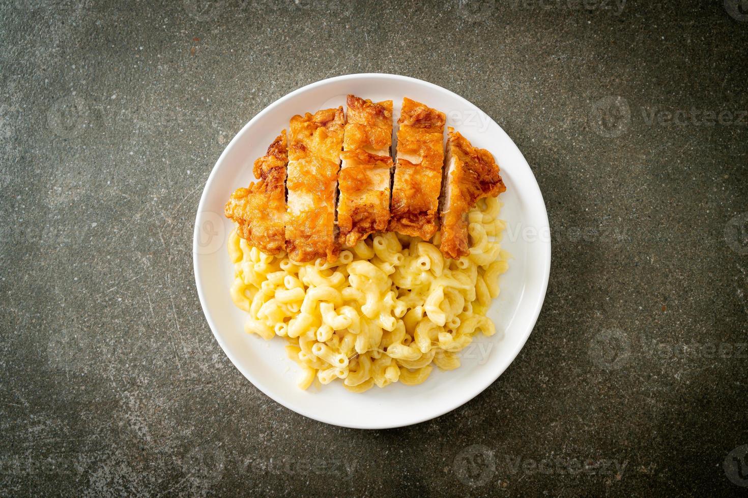 macaroni au fromage avec poulet frit photo