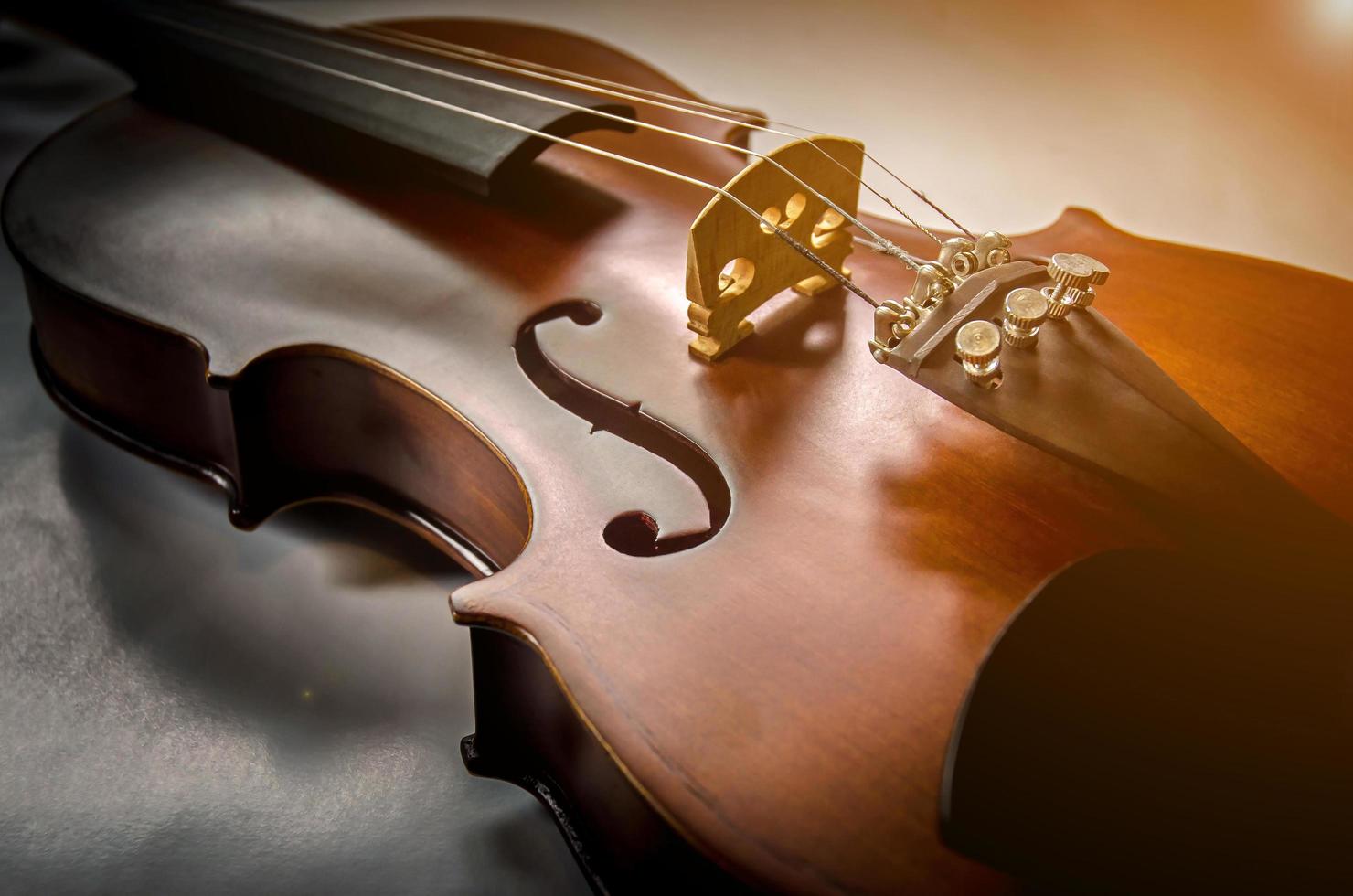 le violon sur la table, gros plan du violon sur la cheminée en bois photo