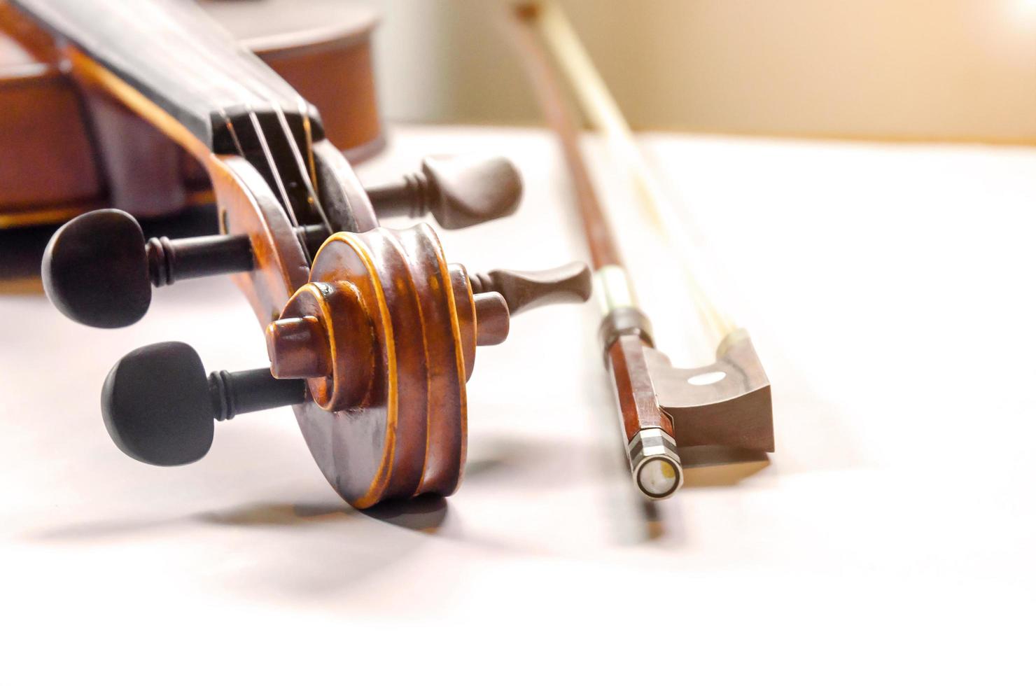 le violon sur la table, gros plan du violon sur la cheminée en bois photo