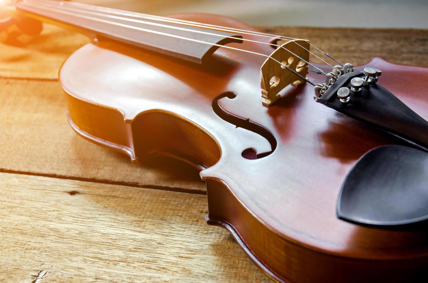 le violon sur la table, gros plan du violon sur la cheminée en bois photo