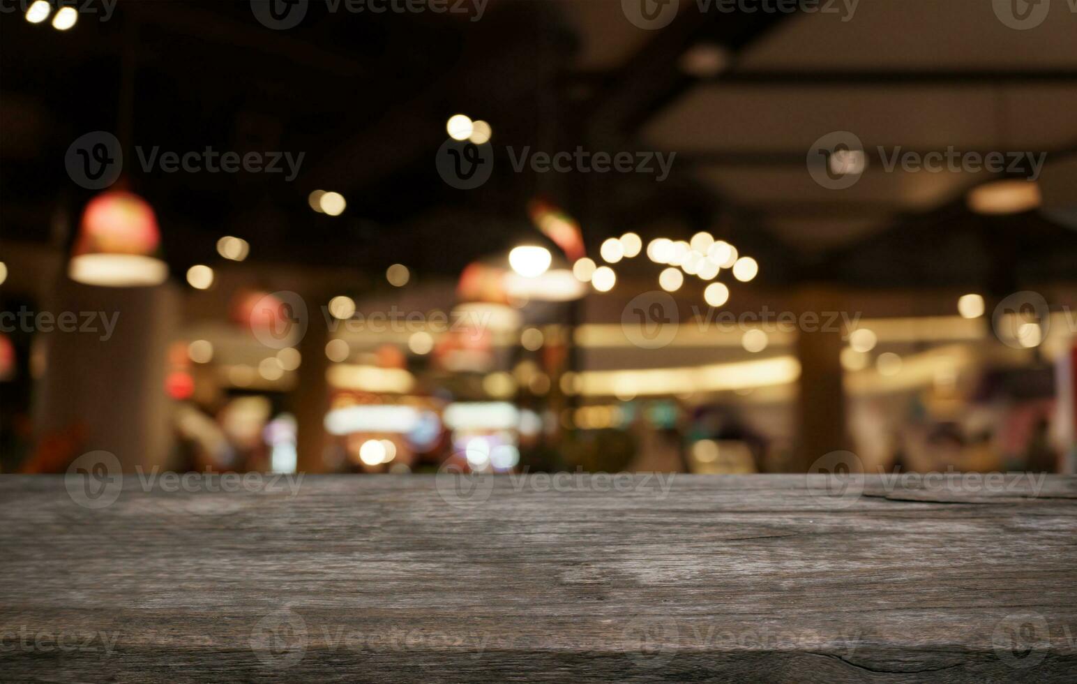 moquer en haut pour espace. vide foncé en bois table dans de face de abstrait flou bokeh Contexte de restaurant . pouvez être utilisé pour afficher ou montage votre produit photo