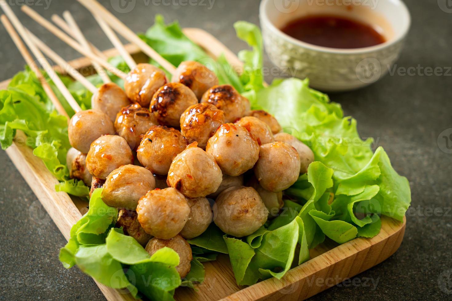 brochette de boulettes de viande grillées à la sauce piquante photo