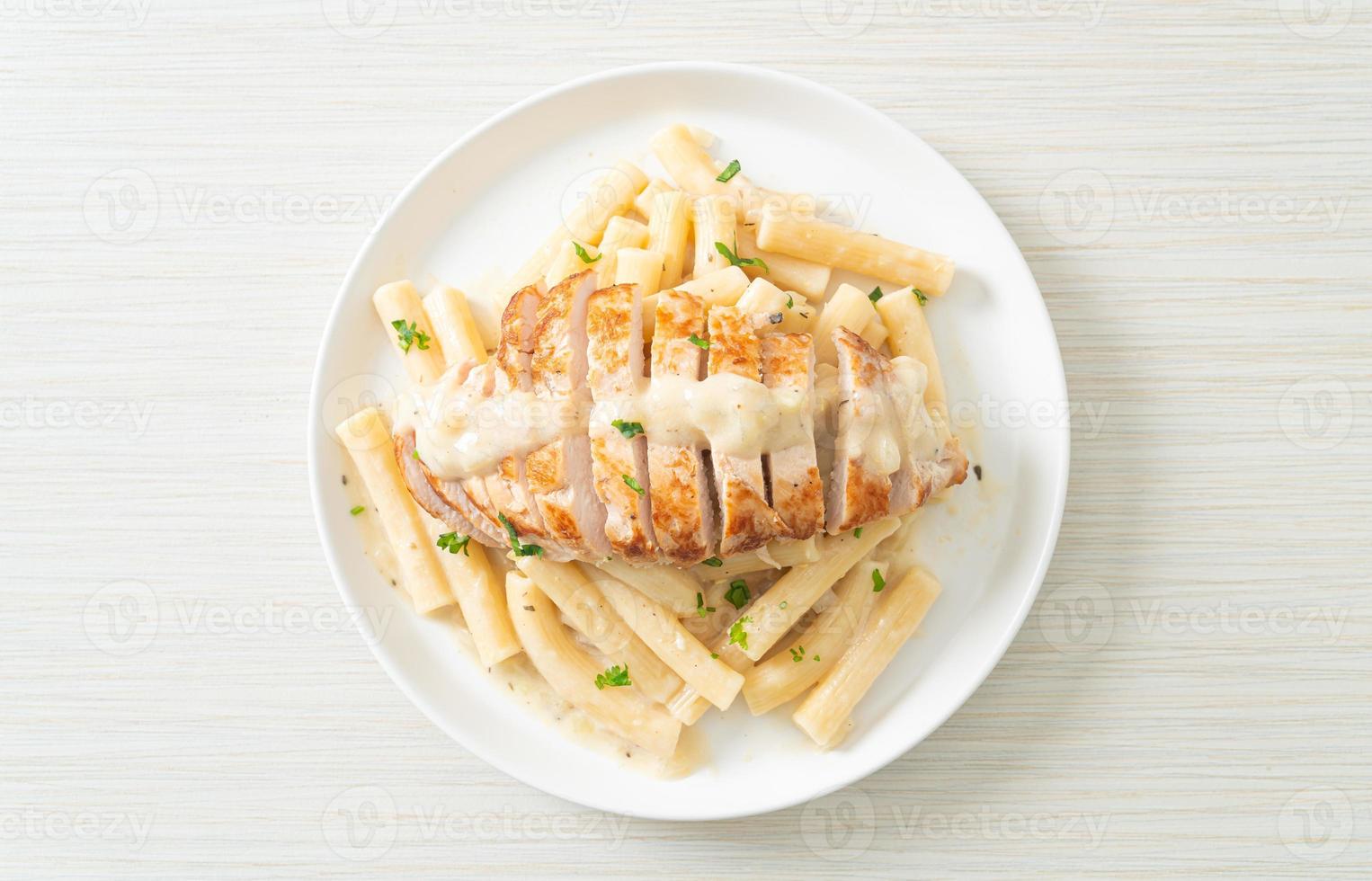 pâtes quadrotto penne sauce crémeuse blanche au poulet grillé photo