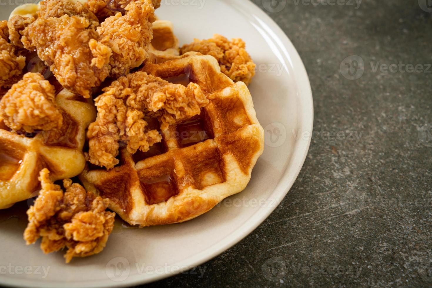 gaufre de poulet frit au miel ou sirop d'érable photo