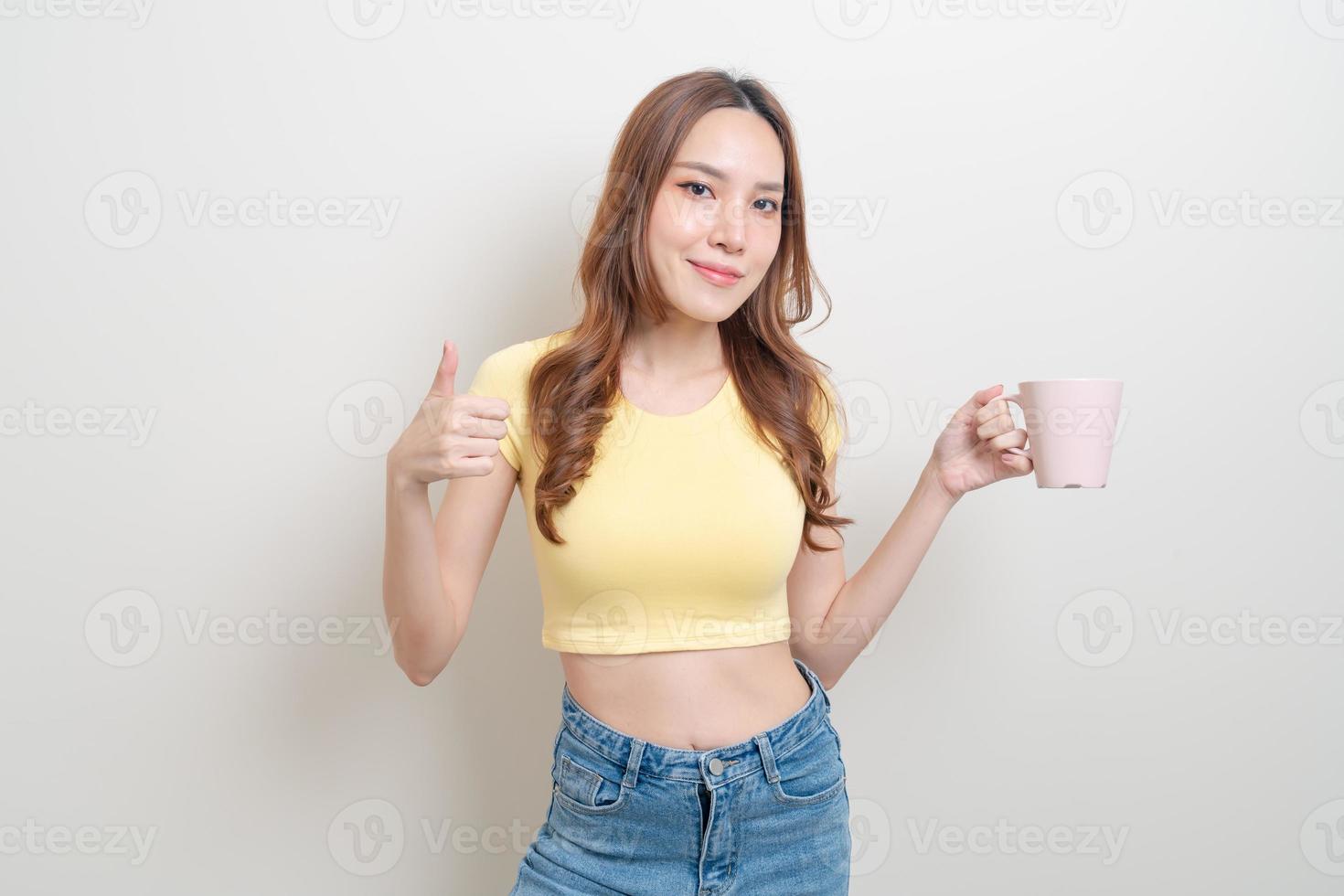 portrait belle femme asiatique tenant une tasse de café ou une tasse photo