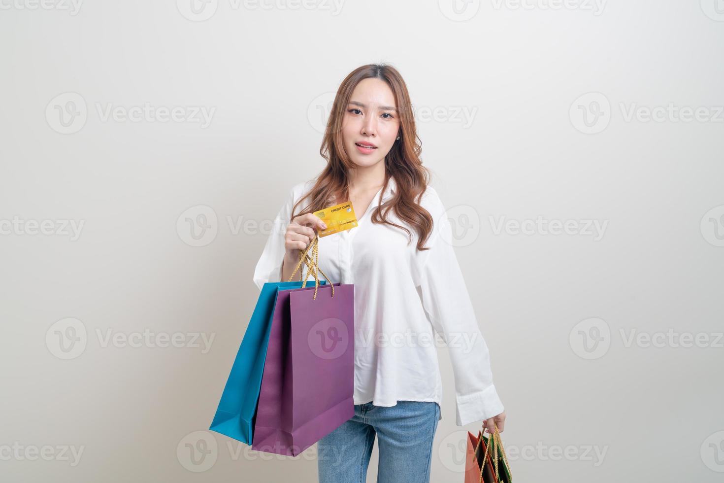 portrait belle femme tenant un sac à provisions et une carte de crédit photo