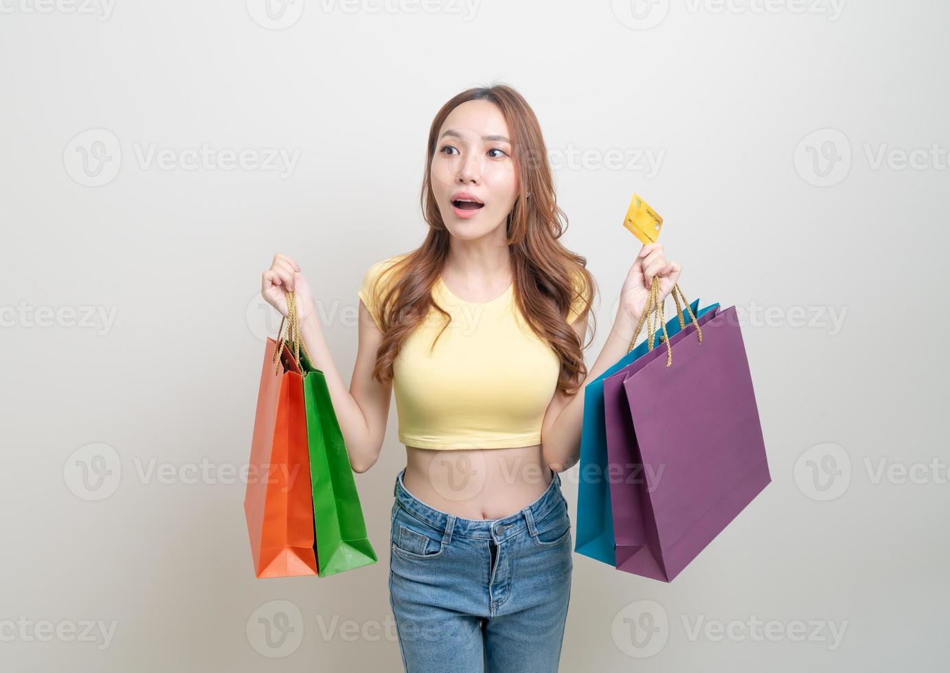 portrait belle femme tenant un sac à provisions et une carte de crédit photo