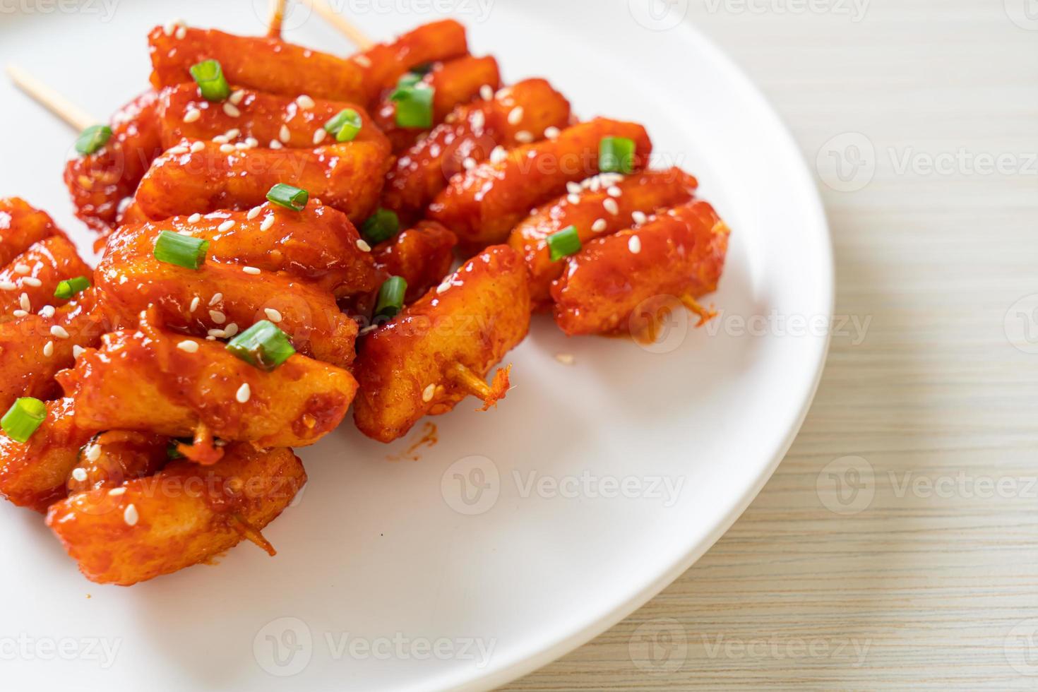 gâteau de riz coréen frit en brochette avec sauce épicée photo