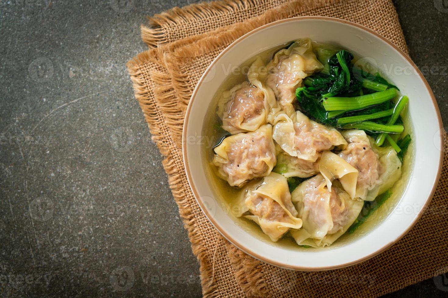 soupe wonton de porc ou soupe de boulettes de porc aux légumes photo