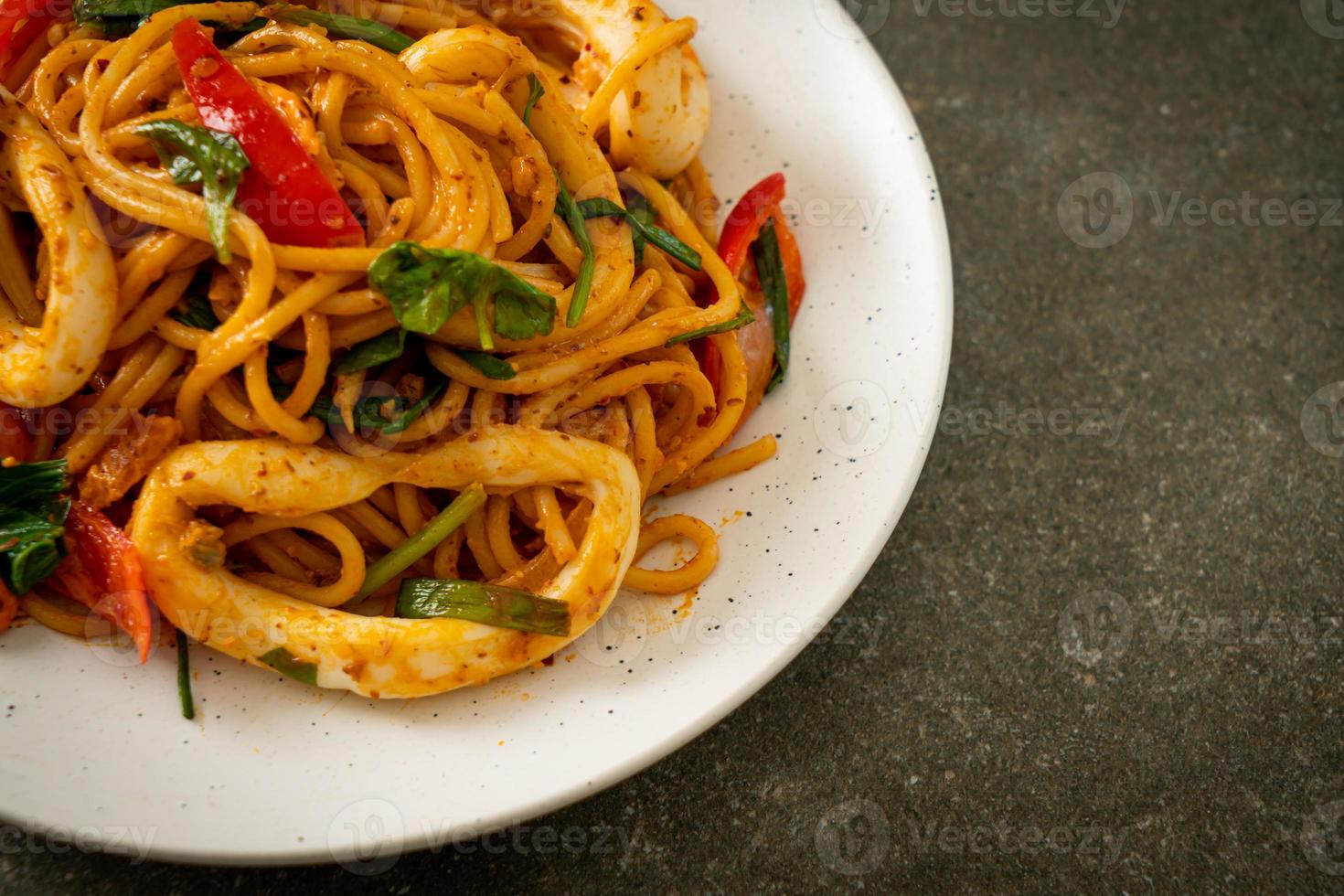 spaghettis sautés aux œufs salés et calamars photo