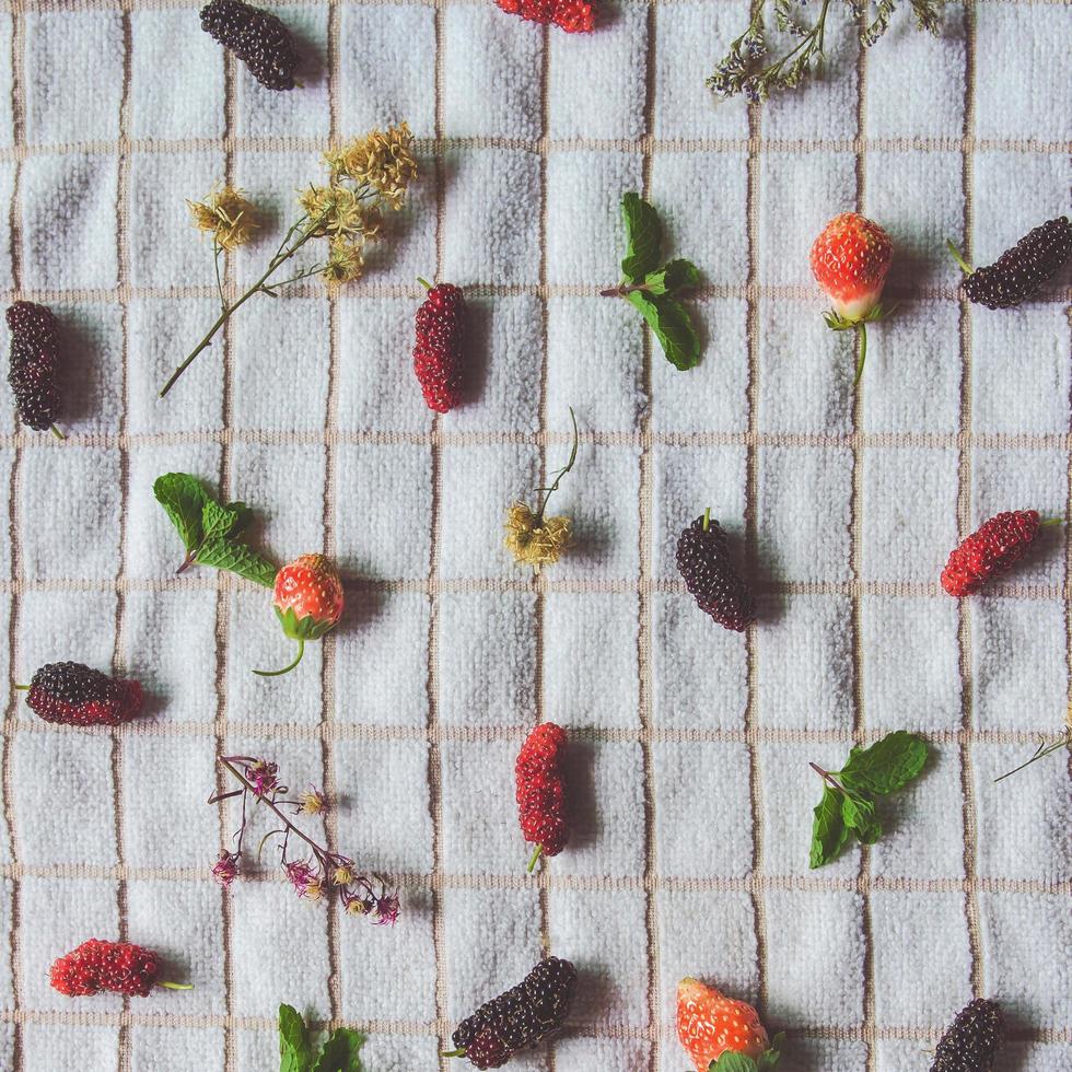 mûre et fraise, baies fraîches sur tissu blanc. photo