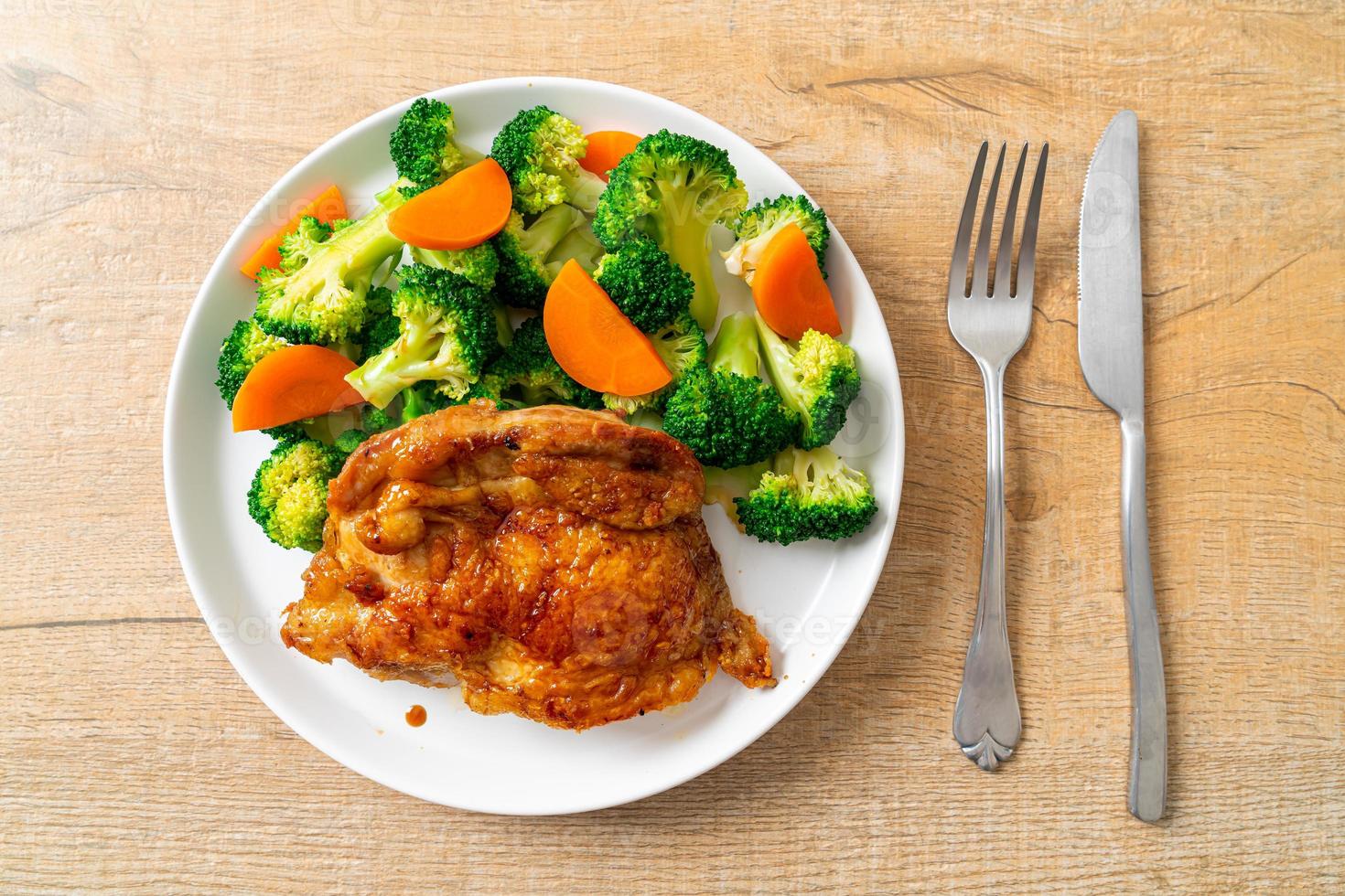 steak de poulet aux brocolis et carottes photo