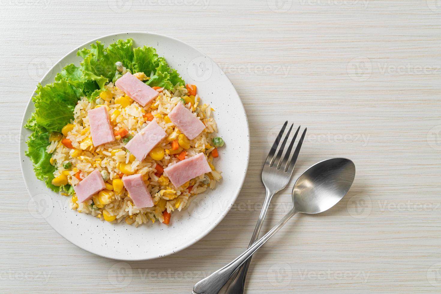 riz frit au jambon et légumes mélangés photo