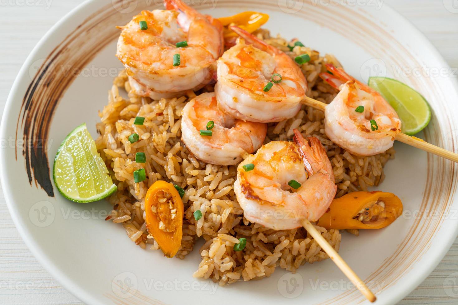 riz sauté aux brochettes de crevettes photo