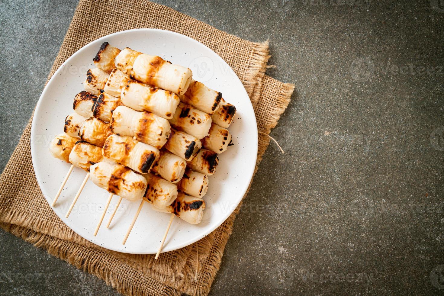 brochette de gâteau de pâte de poisson en forme de tube grillé ou brochette de calmar en tube photo