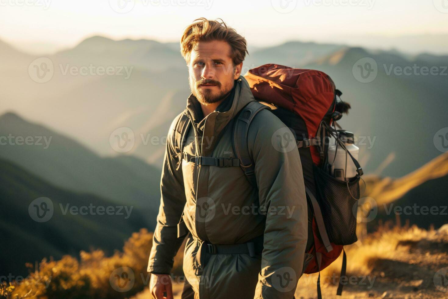 Beau Jeune homme avec sac à dos randonnée dans le montagnes à le coucher du soleil ai généré photo