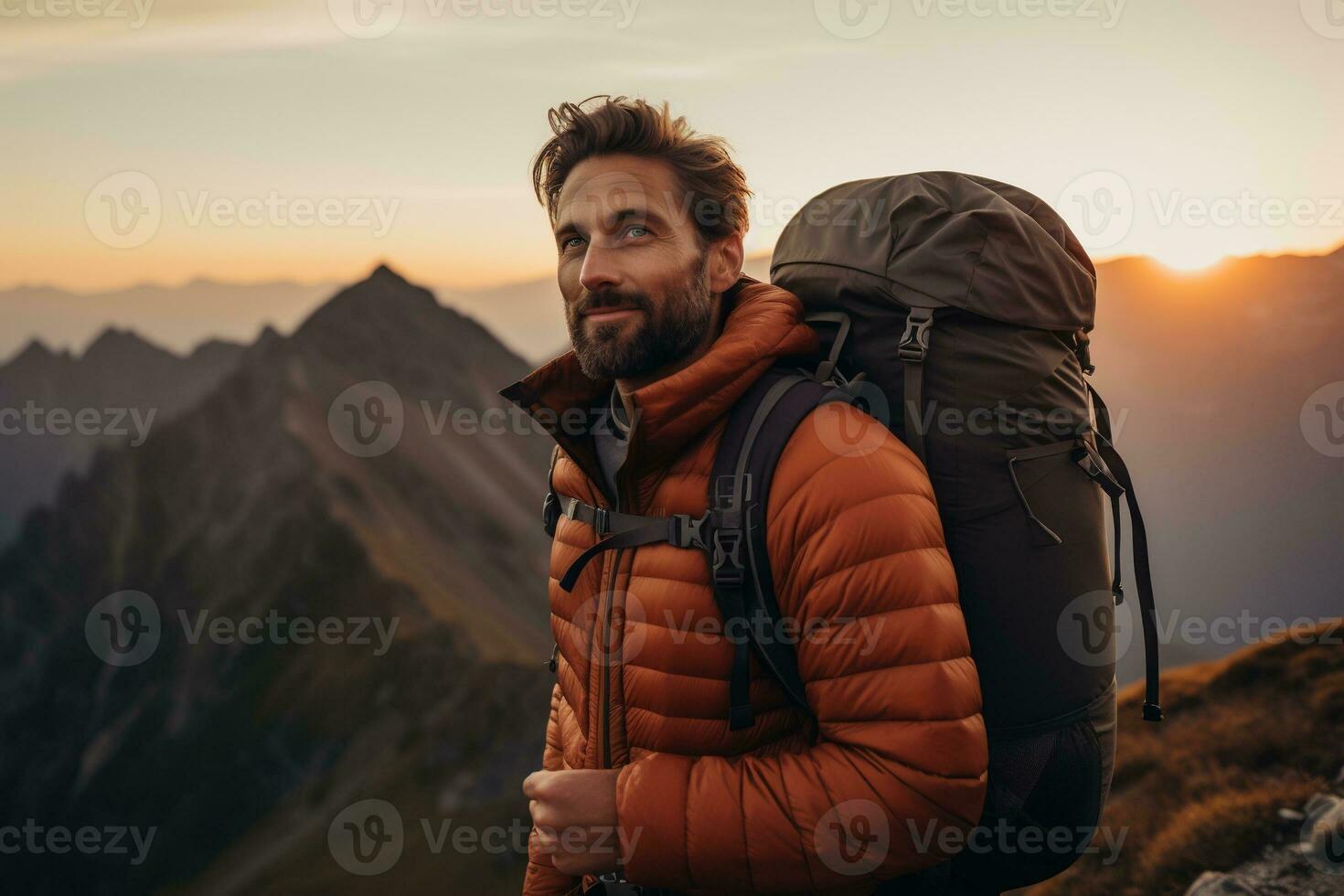 Beau Jeune homme avec sac à dos randonnée dans le montagnes à le coucher du soleil ai généré photo