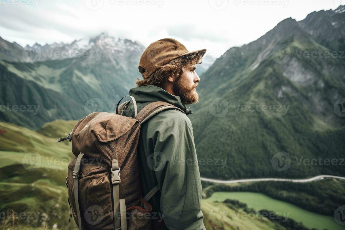 branché voyageur avec sac à dos séance sur Haut de une Montagne et à la recherche à le vallée. ai généré photo