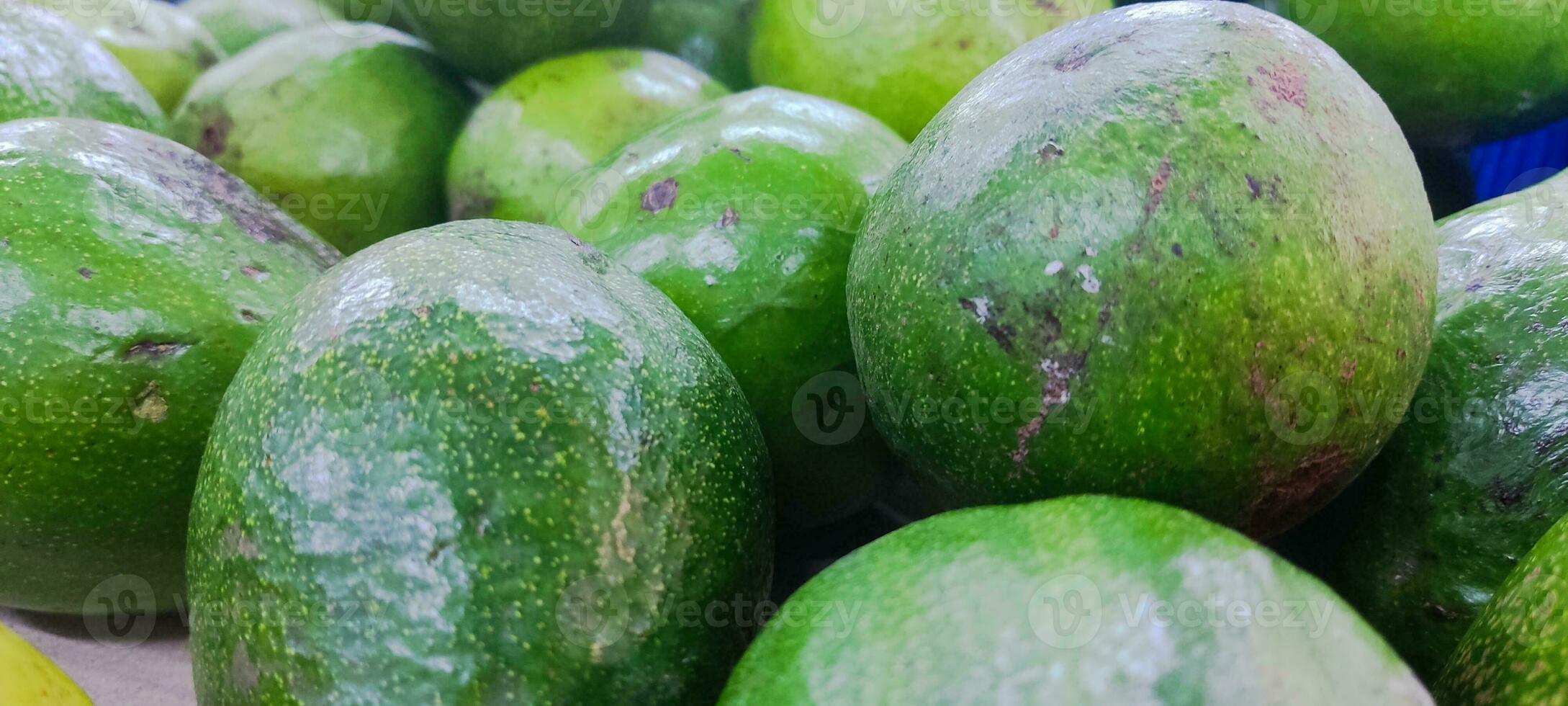 Avocat aussi fait référence à le Avocat des arbres fruit, lequel est botaniquement une grand baie contenant une Célibataire graine. avocats sont très nutritif et contenir une large variété de nutriments. photo