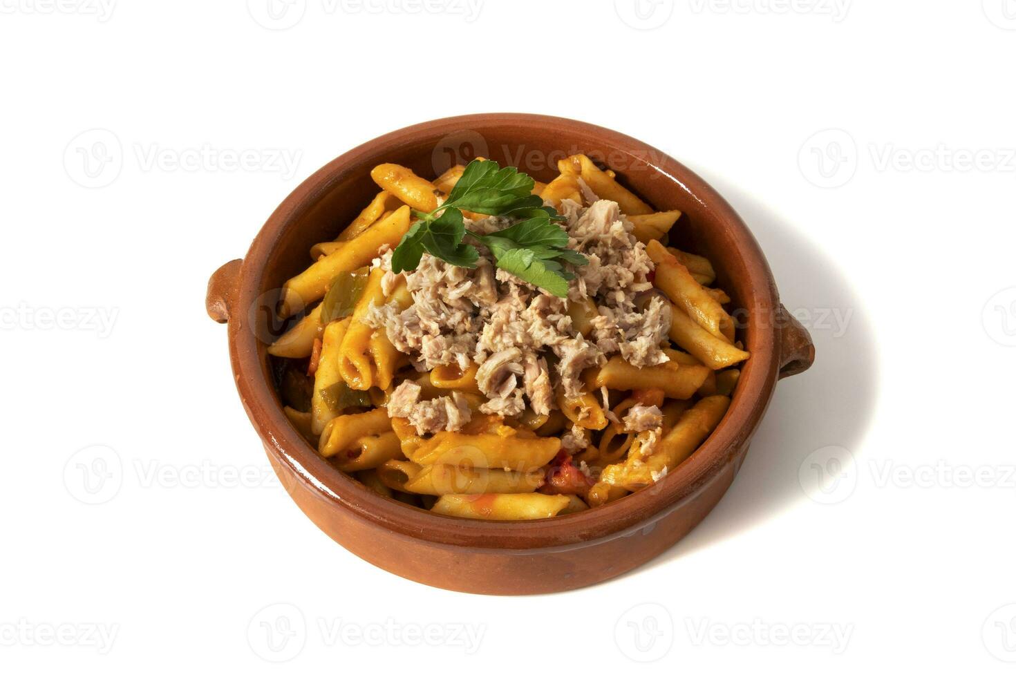macaroni Pâtes avec thon dans tomate sauce, servi dans une argile bol. isolé sur une blanc Contexte. italien nourriture concept photo
