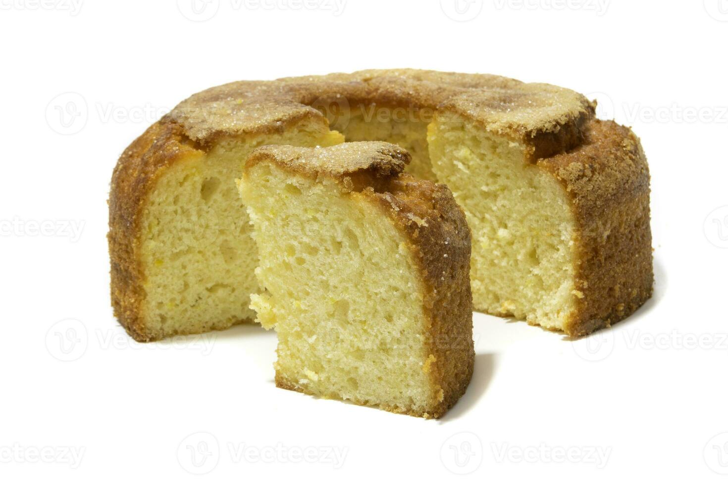 Yaourt éponge gâteau, isolé sur blanc Contexte. Pâtisserie concept. photo