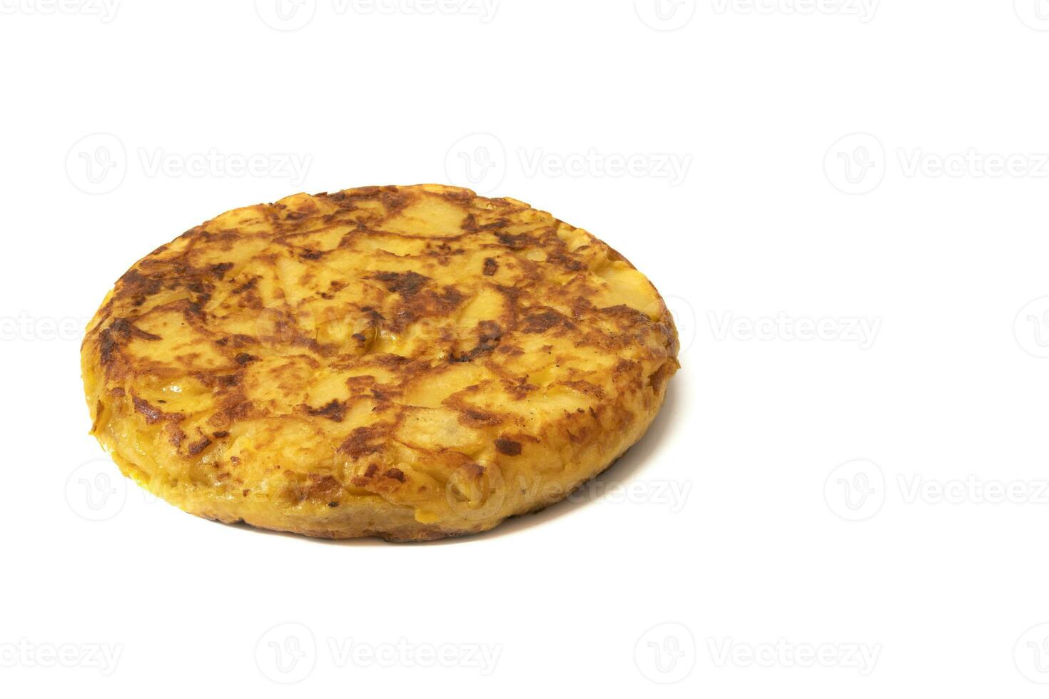 Espagnol omelette ou Patate omelette, isolé sur blanc Contexte. tortilla de patatas est une délicieux Espagnol plat fabriqué avec des œufs et patates, typiquement servi comme une savoureux omelette ou Patate gâteau. photo