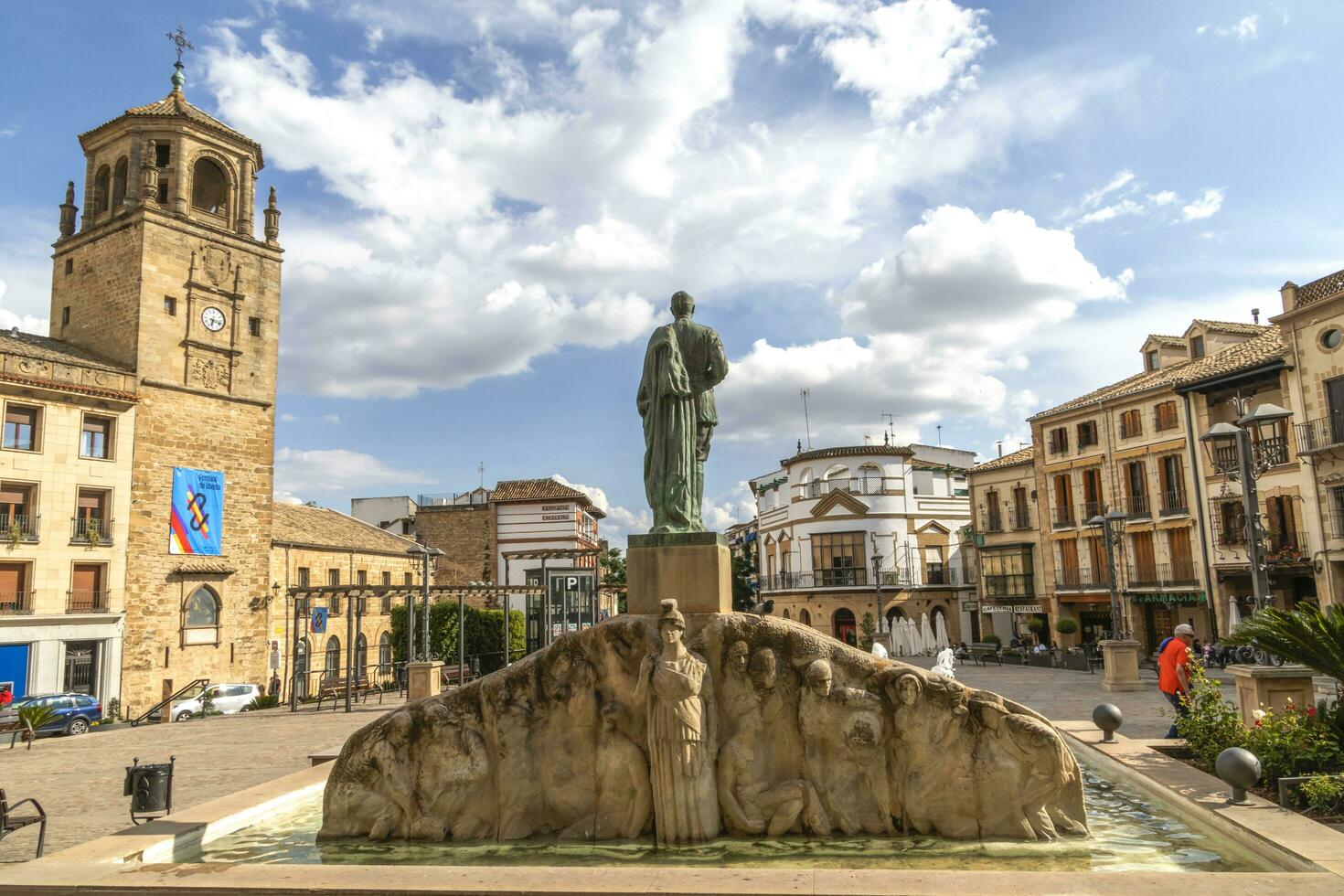 ubéda, jaen, Espagne, 6.8.2023. place de andalousie dans ubéda est une central carré cette sert comme le cœur de le ville. il est une vibrant et animé rassemblement endroit pour des locaux et touristes ressemblent. photo