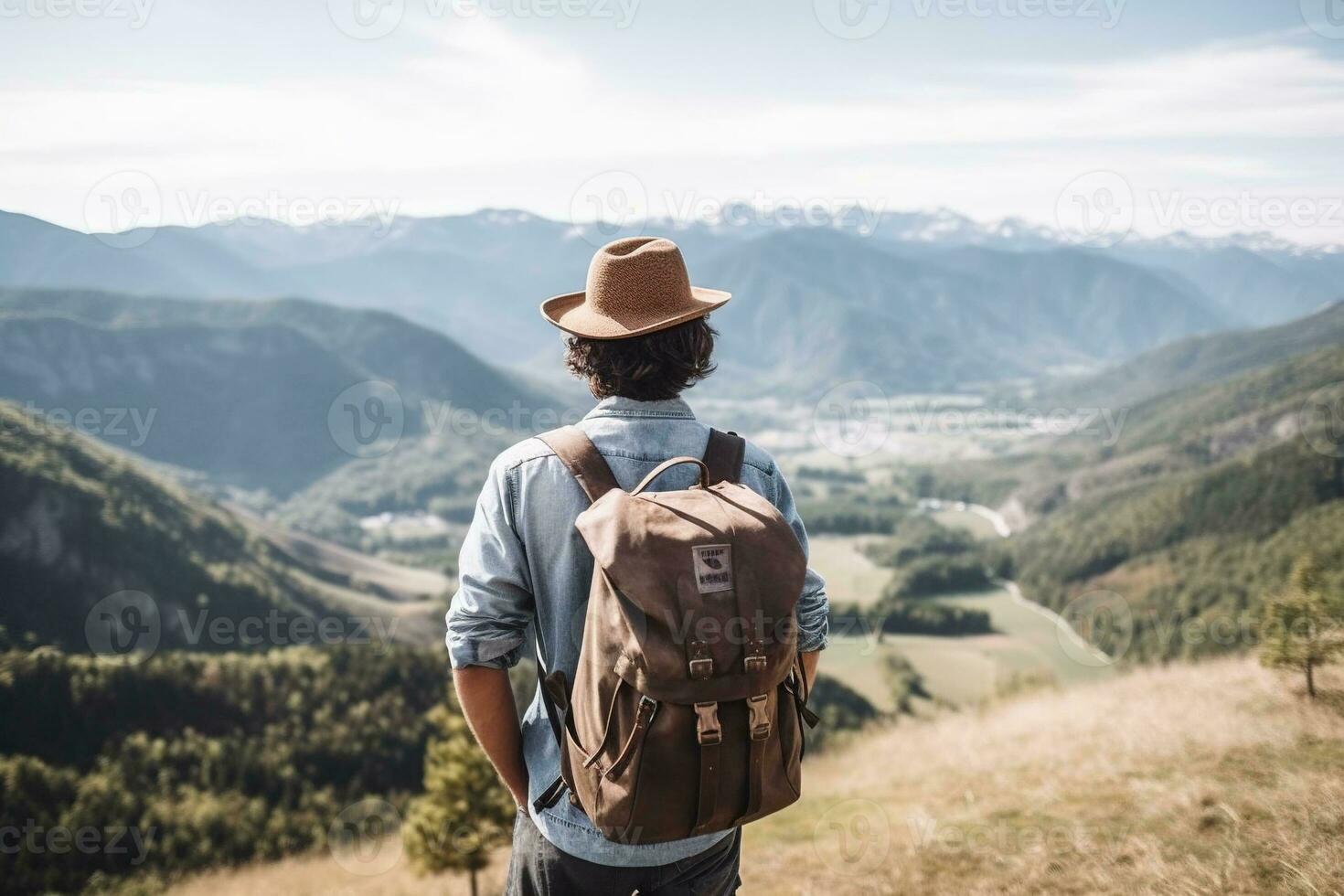 branché voyageur avec sac à dos séance sur Haut de une Montagne et à la recherche à le vallée. ai généré photo