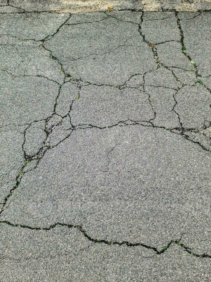 asphalte surfaces de différent des rues et routes avec des fissures dans proche en haut photo