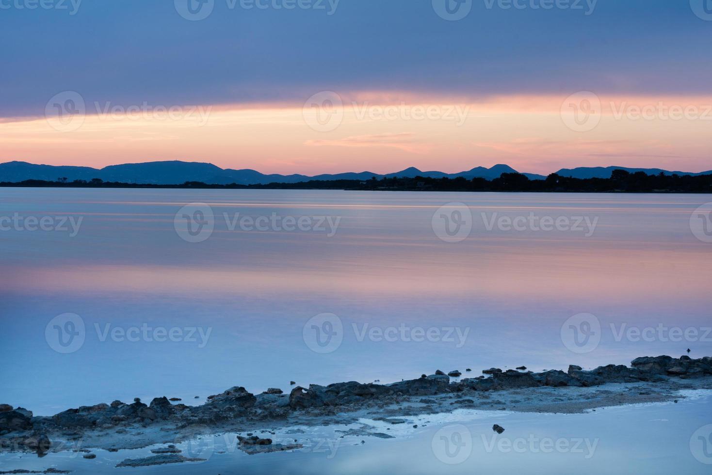 coucher de soleil à l'estany pudent dans le parc naturel de ses salines photo