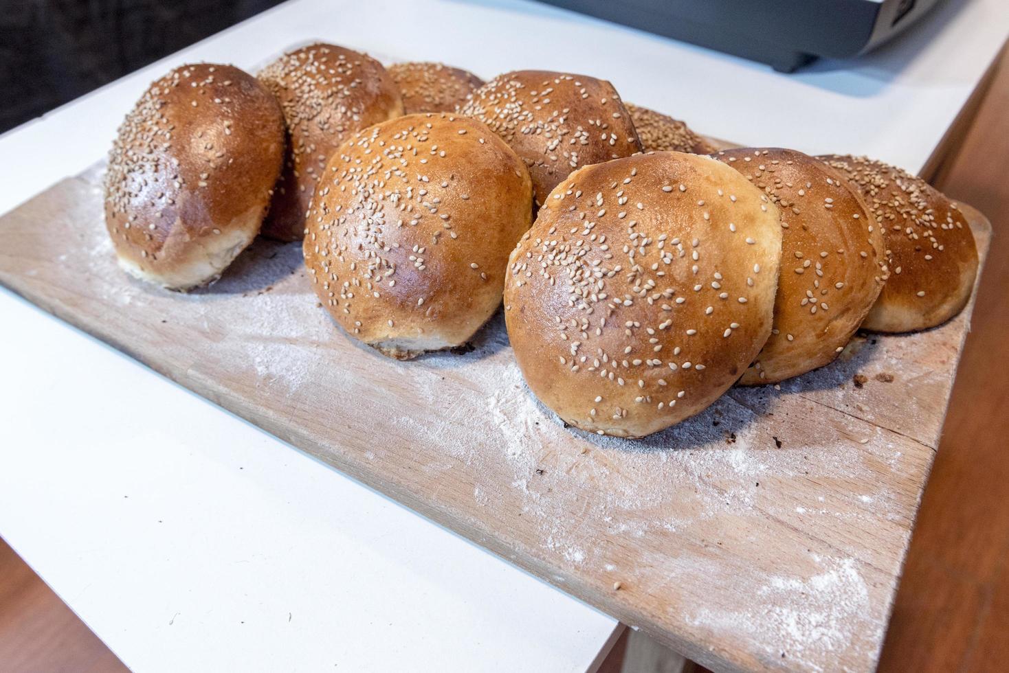 pain fait maison sur table avec de la farine blanche légère. photo