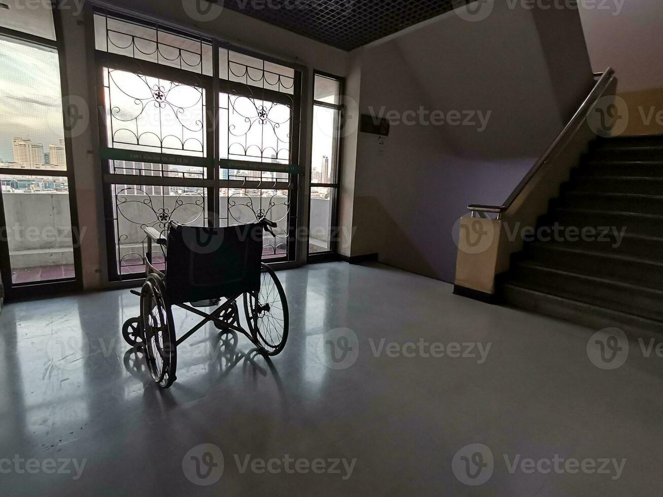 le fauteuil roulant dans le milieu de un vide couloir dans le hôpital photo