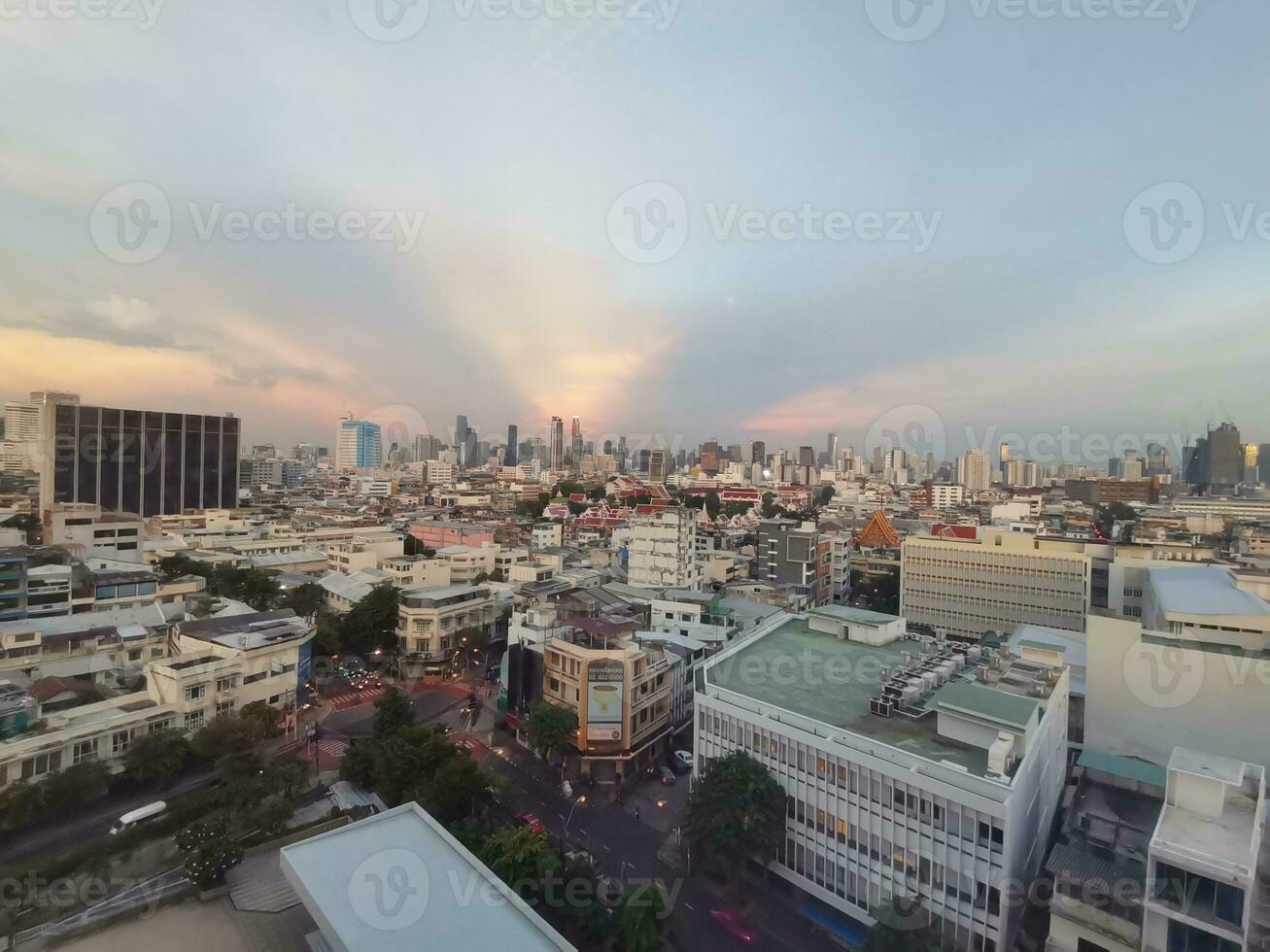 ville horizon pendant chaud le coucher du soleil photo