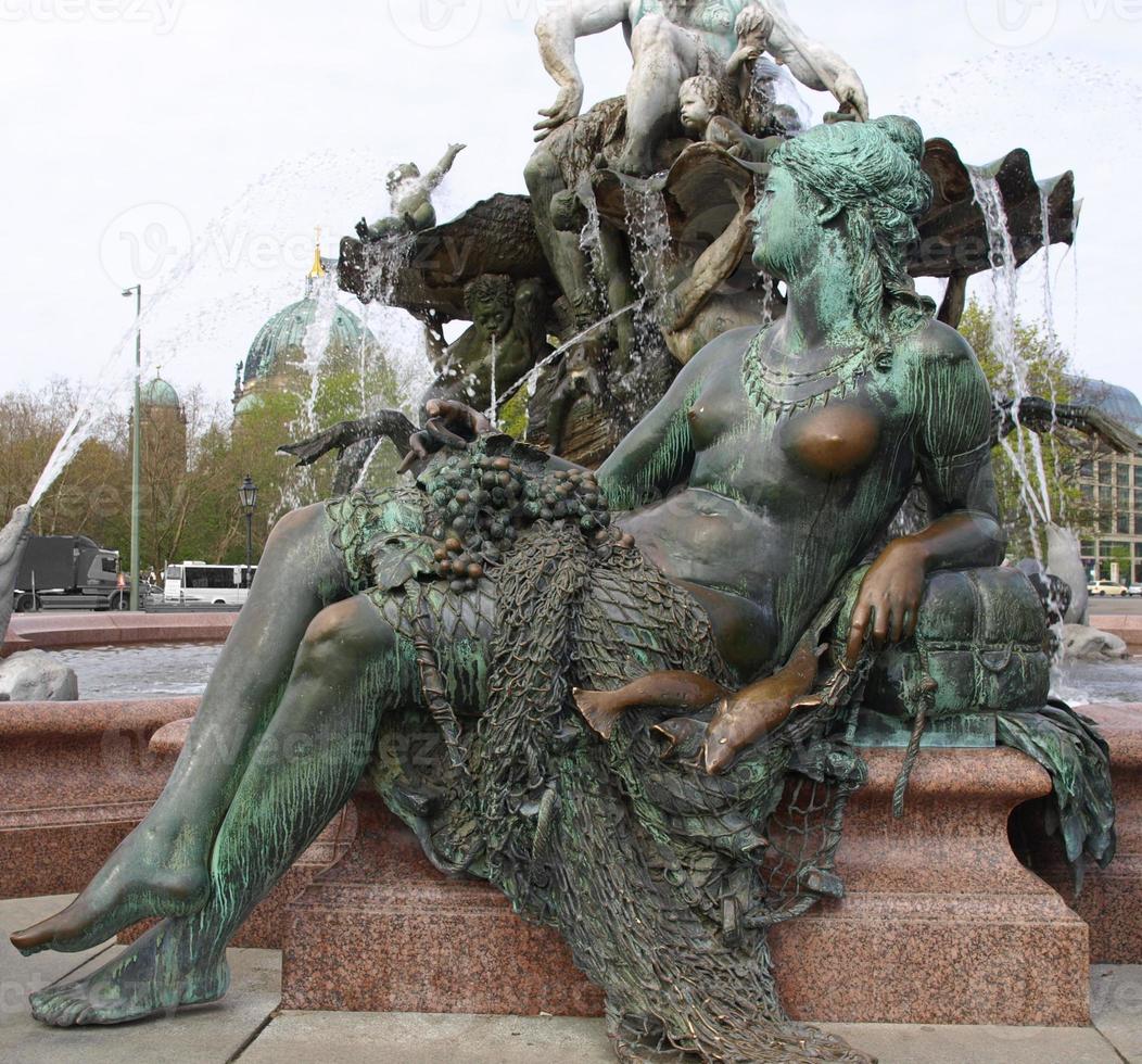 fontaine de neptunbrunnen à berlin photo