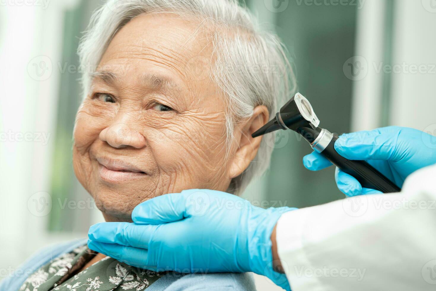 Otoscope pour examen médecin ent tête oreille pièce conique voir sur fond  blanc 7148071 Photo de stock chez Vecteezy