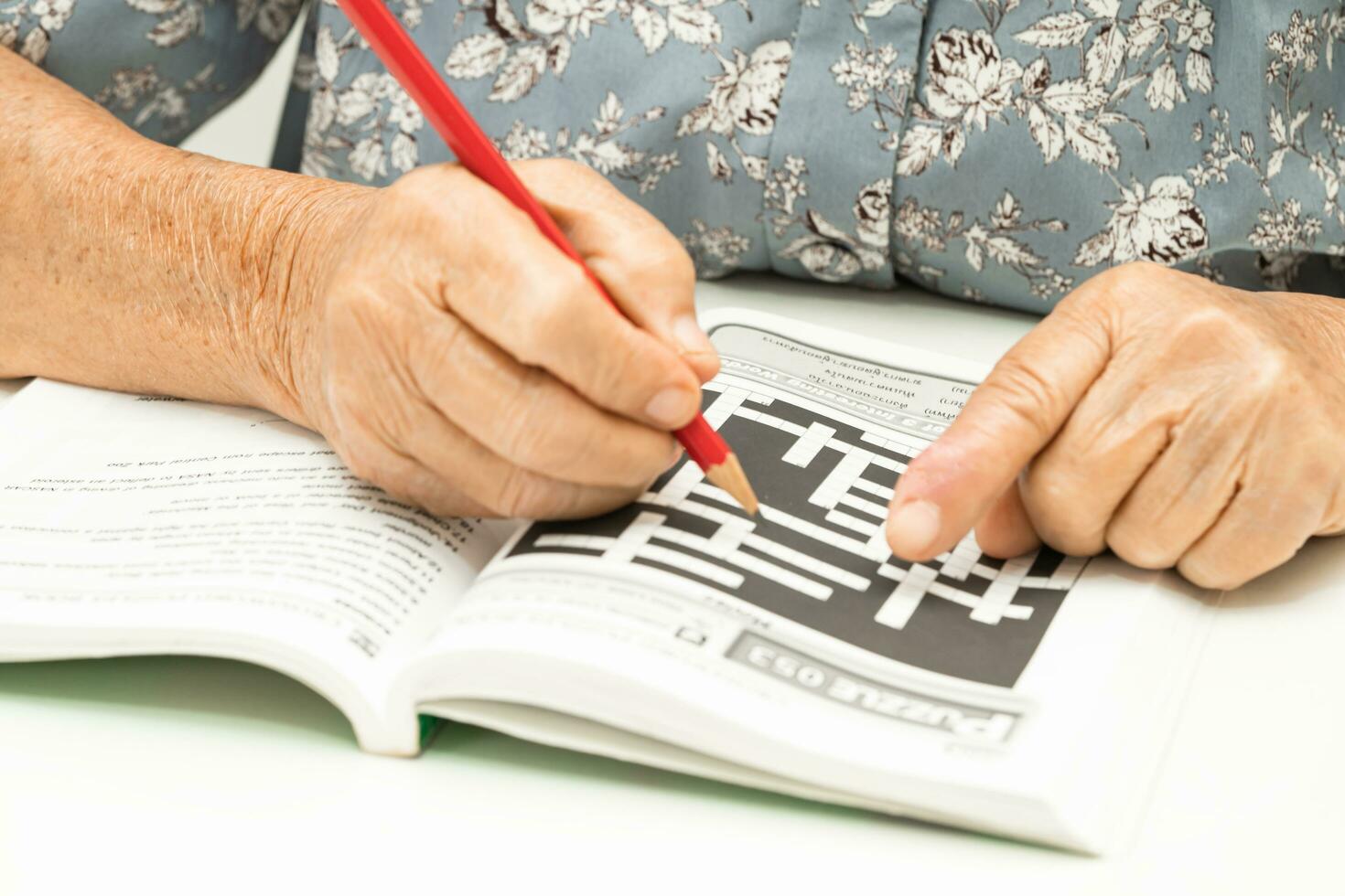 Alzheimer maladie publicité, asiatique personnes âgées femme en jouant sudoku puzzle Jeu à entraine toi pour démence la prévention. photo